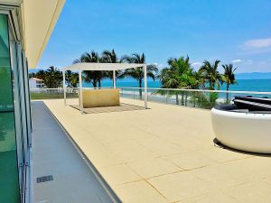 Amplia terraza penthouse en venta Condominio Península en Nuevo Vallarta Nayarit